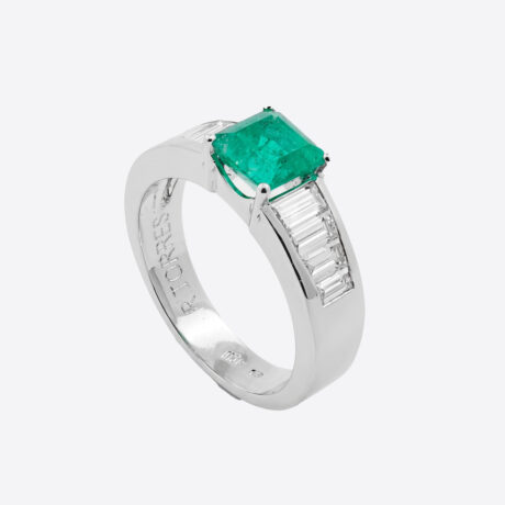Anillo Rafael Torres con esmeralda y diamantes en oro blanco