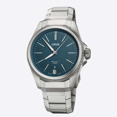 Caja de titanio de 39mm con movimiento de manufactura de 5 días de reserva de marcha. Estanqueidad de 100 metros.