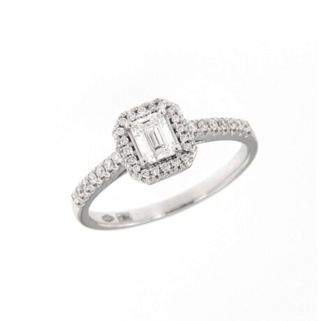 Anillo D&D con diamante central talla esmeralda de (0.38ct, color G, pureza VS), orlado de brillantes y brillantes en los brazos (peso total: 0.18ct, color G, pureza VS) en oro blanco 3.10g