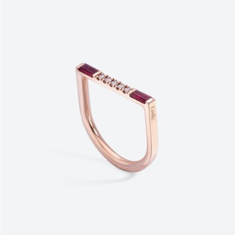 Anillo Gold&Roses colección I am Red modelo Arch con 2 rubíes baguette 0.32ct y brillantes 0.08ct en oro rosa. Medida: 13