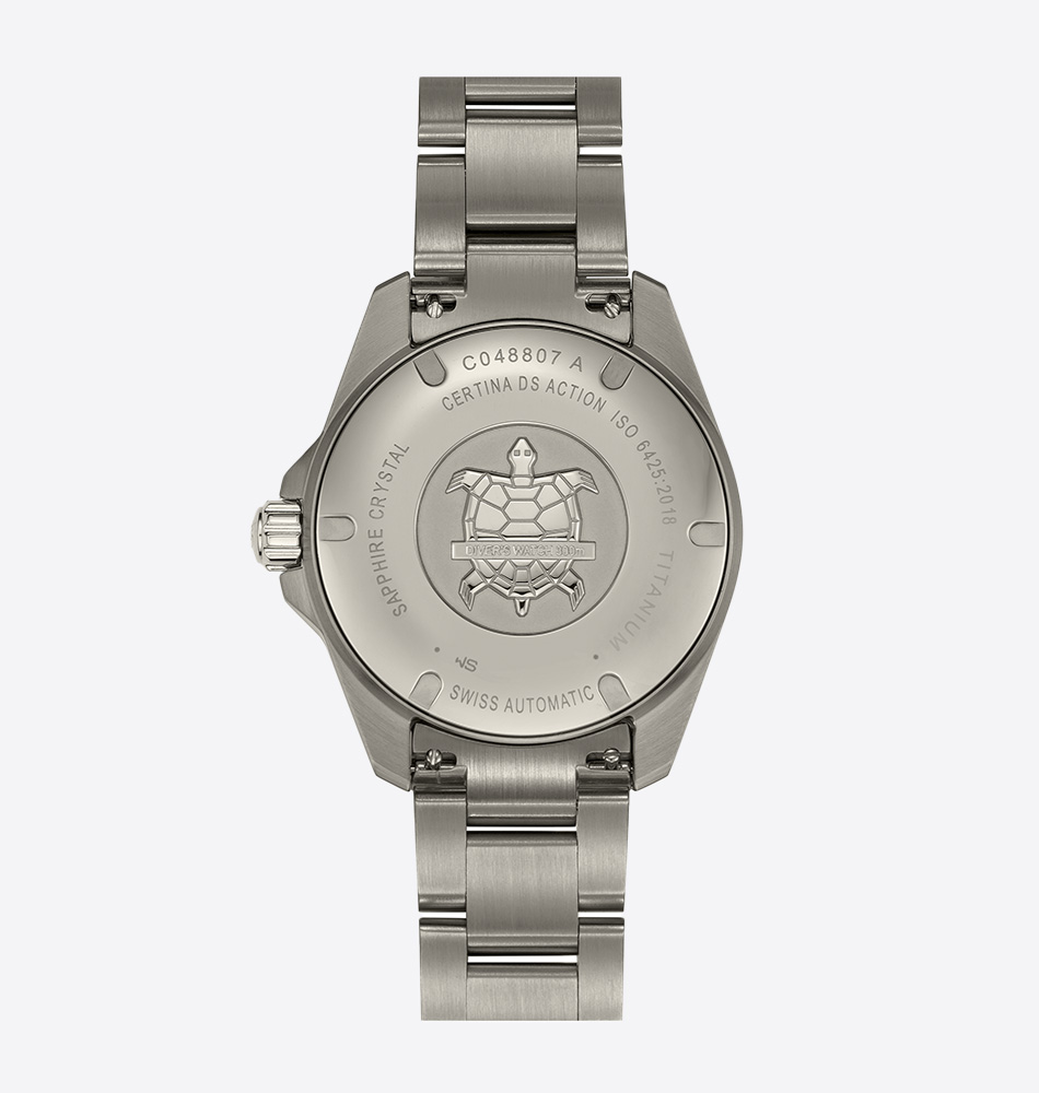 El DS Action Diver 38 mm Powermatic 80 C048.807.44.051.00 de Certina combina resistencia profesional y ligereza gracias a su construcción en titanio, un material robusto y cómodo para el uso diario. Certificado conforme a la norma ISO 6425:2018, este reloj de buceo ofrece hermeticidad hasta 300 metros, garantizando un rendimiento fiable en condiciones exigentes. Su caja de titanio de 38 mm incorpora bisel de cerámica y cristal de zafiro con tratamiento antirreflectante, proporcionando gran durabilidad y excelente legibilidad. Los índices y agujas con Super-LumiNova facilitan la lectura incluso en entornos de baja luz. En su interior, el movimiento automático Powermatic 80.611 con espiral Nivachron™ ofrece una reserva de marcha de hasta 80 horas y mayor resistencia frente a campos magnéticos y golpes. En resumen, este Certina DS Action Diver 38 mm destaca por su ligereza, precisión suiza y resistencia extrema, ideal para quienes buscan un reloj deportivo versátil y preparado para cualquier aventura. Descubre toda nuestra colección de los relojes Certina. Referencia interna: 000010769 Referencia Certina: C048.807.44.051.00