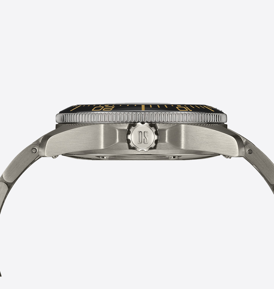 El DS Action Diver 38 mm Powermatic 80 C048.807.44.051.00 de Certina combina resistencia profesional y ligereza gracias a su construcción en titanio, un material robusto y cómodo para el uso diario. Certificado conforme a la norma ISO 6425:2018, este reloj de buceo ofrece hermeticidad hasta 300 metros, garantizando un rendimiento fiable en condiciones exigentes. Su caja de titanio de 38 mm incorpora bisel de cerámica y cristal de zafiro con tratamiento antirreflectante, proporcionando gran durabilidad y excelente legibilidad. Los índices y agujas con Super-LumiNova facilitan la lectura incluso en entornos de baja luz. En su interior, el movimiento automático Powermatic 80.611 con espiral Nivachron™ ofrece una reserva de marcha de hasta 80 horas y mayor resistencia frente a campos magnéticos y golpes. En resumen, este Certina DS Action Diver 38 mm destaca por su ligereza, precisión suiza y resistencia extrema, ideal para quienes buscan un reloj deportivo versátil y preparado para cualquier aventura. Descubre toda nuestra colección de los relojes Certina. Referencia interna: 000010769 Referencia Certina: C048.807.44.051.00