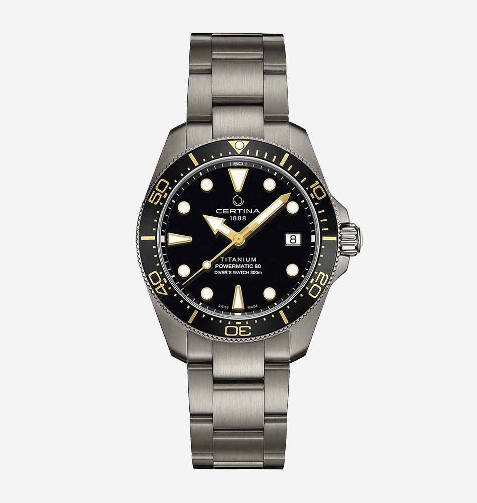 El DS Action Diver 38 mm Powermatic 80 C048.807.44.051.00 de Certina combina resistencia profesional y ligereza gracias a su construcción en titanio, un material robusto y cómodo para el uso diario. Certificado conforme a la norma ISO 6425:2018, este reloj de buceo ofrece hermeticidad hasta 300 metros, garantizando un rendimiento fiable en condiciones exigentes. Su caja de titanio de 38 mm incorpora bisel de cerámica y cristal de zafiro con tratamiento antirreflectante, proporcionando gran durabilidad y excelente legibilidad. Los índices y agujas con Super-LumiNova facilitan la lectura incluso en entornos de baja luz. En su interior, el movimiento automático Powermatic 80.611 con espiral Nivachron™ ofrece una reserva de marcha de hasta 80 horas y mayor resistencia frente a campos magnéticos y golpes. En resumen, este Certina DS Action Diver 38 mm destaca por su ligereza, precisión suiza y resistencia extrema, ideal para quienes buscan un reloj deportivo versátil y preparado para cualquier aventura. Descubre toda nuestra colección de los relojes Certina. Referencia interna: 000010769 Referencia Certina: C048.807.44.051.00