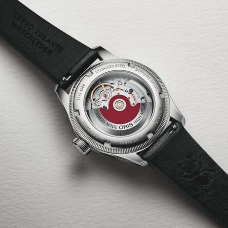 El Oris Big Crown Pointer Date Bullseye ref. 01 754 7779 4061-07 5 19 25 es una reinterpretación de uno de los diseños más icónicos de la relojería suiza, un modelo que refleja la independencia y el espíritu clásico de Oris desde 1938. Su característica esfera gris y negra “Bullseye”, que da nombre al modelo, aporta profundidad y personalidad gracias a su diseño bicromático y a los detalles en rojo, que añaden un contraste sutil pero distintivo. La icónica aguja central de fecha tipo pointer date refuerza su identidad única, convirtiéndolo en un reloj reconocible al instante. La caja de acero inoxidable de 38 mm ofrece proporciones equilibradas y elegantes, ideal para el uso diario. Está equipada con cristal de zafiro abombado en ambas caras con tratamiento antirreflejos, lo que garantiza una excelente visibilidad y resistencia. El fondo transparente atornillado permite apreciar el movimiento desde la parte trasera. En su interior incorpora el calibre automático Oris 754-1, un movimiento fiable de fabricación suiza con una frecuencia de 28.800 alternancias por hora y una reserva de marcha de aproximadamente 41 horas. Entre sus funciones destacan las horas, minutos y segundos centrales, la indicación central de fecha, salto instantáneo de fecha, corrector de fecha y función de parada de segundero. Con una hermeticidad de 5 bar, este modelo combina elegancia y funcionalidad para el uso diario. La correa de piel aporta un toque clásico y refinado que completa el conjunto. Referencia Oris: 01 754 7779 4061-07 5 19 25 Referencia interna: 000750118