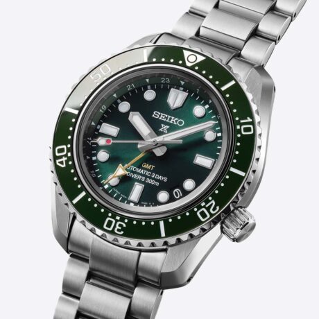 El Seiko Prospex 1968 Heritage Diver’s GMT HBC001 es un reloj deportivo premium que combina herencia relojera, funcionalidad moderna y una construcción pensada para el máximo rendimiento bajo el agua. Inspirado en el icónico diseño del modelo original de 1968, este reloj mantiene su estética robusta y elegante, con la caja de acero inoxidable y los laterales con acabado pulido tipo espejo, aportando un equilibrio perfecto entre tradición y modernidad. En su interior incorpora el calibre 6R54, un movimiento automático con capacidad de carga manual que ofrece función GMT, permitiendo visualizar dos zonas horarias de forma simultánea. Este movimiento proporciona una precisión de +25 a -15 segundos al día y una autonomía aproximada de 72 horas (3 días), además de función de parada de segundero para un ajuste más preciso. Su caja de 42 mm de diámetro, con un grosor de 13,3 mm y longitud de 48,6 mm, está diseñada para ofrecer presencia y comodidad. El bisel giratorio unidireccional con inserto de cerámica garantiza durabilidad y seguridad en uso profesional de buceo. El cristal de zafiro con revestimiento antirreflectante interno mejora la visibilidad en cualquier condición. Pensado para condiciones extremas, cuenta con una resistencia al agua de hasta 300 metros (ISO estándar de buceo), corona y fondo de caja roscados, así como LumiBrite en agujas, índices y bisel para una legibilidad óptima en la oscuridad. Además, su nuevo cierre ajustable en seis posiciones (hasta 15 mm de ajuste total) proporciona una comodidad excepcional, adaptándose a los cambios de la muñeca durante el uso diario o actividades subacuáticas. Referencia SEIKO: hbc001j1 Referencia interna: R-SEI-PRO-0001