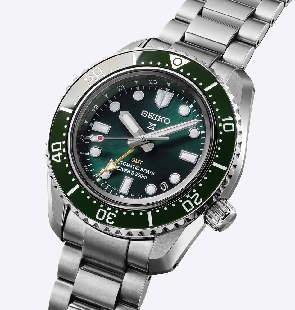 El Seiko Prospex 1968 Heritage Diver’s GMT HBC001 es un reloj deportivo premium que combina herencia relojera, funcionalidad moderna y una construcción pensada para el máximo rendimiento bajo el agua. Inspirado en el icónico diseño del modelo original de 1968, este reloj mantiene su estética robusta y elegante, con la caja de acero inoxidable y los laterales con acabado pulido tipo espejo, aportando un equilibrio perfecto entre tradición y modernidad. En su interior incorpora el calibre 6R54, un movimiento automático con capacidad de carga manual que ofrece función GMT, permitiendo visualizar dos zonas horarias de forma simultánea. Este movimiento proporciona una precisión de +25 a -15 segundos al día y una autonomía aproximada de 72 horas (3 días), además de función de parada de segundero para un ajuste más preciso. Su caja de 42 mm de diámetro, con un grosor de 13,3 mm y longitud de 48,6 mm, está diseñada para ofrecer presencia y comodidad. El bisel giratorio unidireccional con inserto de cerámica garantiza durabilidad y seguridad en uso profesional de buceo. El cristal de zafiro con revestimiento antirreflectante interno mejora la visibilidad en cualquier condición. Pensado para condiciones extremas, cuenta con una resistencia al agua de hasta 300 metros (ISO estándar de buceo), corona y fondo de caja roscados, así como LumiBrite en agujas, índices y bisel para una legibilidad óptima en la oscuridad. Además, su nuevo cierre ajustable en seis posiciones (hasta 15 mm de ajuste total) proporciona una comodidad excepcional, adaptándose a los cambios de la muñeca durante el uso diario o actividades subacuáticas. Referencia SEIKO: hbc001j1 Referencia interna: R-SEI-PRO-0001