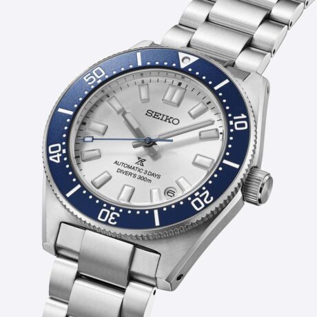 El Seiko Prospex HBC005 Limited Edition es una edición limitada a 4000 piezas creada para celebrar el 145.º aniversario de Seiko, un homenaje a la historia y evolución de la marca a través de un diseño icónico y deportivo. Este modelo incorpora el característico “Seiko Blue”, un tono emblemático desarrollado en los años 60 que ha llegado a convertirse en parte de la identidad de la firma. Este color se refleja en el inserto del bisel y en la aguja segundera, aportando un contraste elegante con la esfera blanco plateada, que transmite frescura, profundidad y sofisticación en la muñeca. Su diseño de caja está inspirado en el primer reloj de buceo japonés de 1965, combinando un estilo compacto, robusto y equilibrado. La caja de acero inoxidable de 40 mm, con un grosor de 13 mm y longitud de 46,4 mm, ofrece una presencia sólida pero muy cómoda para el uso diario. En su interior incorpora el calibre 6R55, un movimiento automático con capacidad de carga manual que ofrece una reserva de marcha de aproximadamente 72 horas (3 días), además de función de parada de segundero para un ajuste preciso de la hora. Pensado para el rendimiento profesional, este modelo cuenta con una resistencia al agua de hasta 300 metros (ISO diver’s), bisel giratorio unidireccional, corona y fondo de caja roscados, y cristal de zafiro curvado con tratamiento antirreflectante interno. La tecnología LumiBrite en agujas, índices y bisel garantiza una excelente legibilidad incluso en condiciones de poca luz. El cierre desplegable de tres pliegues con ajuste deslizante aporta comodidad y seguridad, adaptándose perfectamente a la muñeca en cualquier situación. El Seiko Prospex HBC005 Limited Edition es una pieza de colección que combina tradición, innovación y espíritu de buceo, representando la esencia más pura de Seiko en una edición conmemorativa exclusiva.