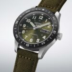El Seiko 5 Sports Field Series HDB008 es un reloj diseñado para quienes disfrutan de la aventura y el estilo outdoor, combinando la robustez característica de la colección 5 Sports con detalles inspirados en el equipamiento de campo tradicional. Su esfera en tono verde caqui, inspirada en los colores de la naturaleza, refuerza su espíritu aventurero y ofrece una excelente legibilidad gracias a los números e indicadores recubiertos con LumiBrite, que brillan intensamente en condiciones de poca luz. Para aumentar su funcionalidad, este modelo incorpora una práctica brújula, convirtiéndose en un compañero ideal para actividades al aire libre. La caja de acero inoxidable de 41 mm presenta un diseño resistente y equilibrado, protegida por un cristal Hardlex curvado que aporta durabilidad y una estética clásica. El fondo transparente atornillado permite observar el funcionamiento de su movimiento mecánico. En su interior incorpora el fiable calibre 4R36, un movimiento automático con capacidad de carga manual que ofrece aproximadamente 41 horas de reserva de marcha, además de indicación de día y fecha y función de parada de segundero para un ajuste preciso de la hora. La resistente correa de nailon con detalles en cuero completa el conjunto aportando comodidad, durabilidad y una apariencia auténtica que encaja perfectamente con la filosofía Field Series. Referencia SEIKO: HDB008K1 Referencia interna: R-SEI-5SP-0022