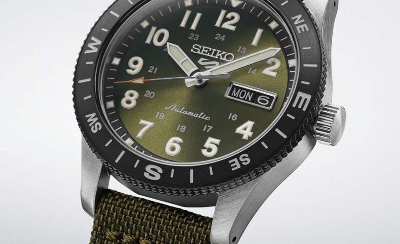 El Seiko 5 Sports Field Series HDB008 es un reloj diseñado para quienes disfrutan de la aventura y el estilo outdoor, combinando la robustez característica de la colección 5 Sports con detalles inspirados en el equipamiento de campo tradicional. Su esfera en tono verde caqui, inspirada en los colores de la naturaleza, refuerza su espíritu aventurero y ofrece una excelente legibilidad gracias a los números e indicadores recubiertos con LumiBrite, que brillan intensamente en condiciones de poca luz. Para aumentar su funcionalidad, este modelo incorpora una práctica brújula, convirtiéndose en un compañero ideal para actividades al aire libre. La caja de acero inoxidable de 41 mm presenta un diseño resistente y equilibrado, protegida por un cristal Hardlex curvado que aporta durabilidad y una estética clásica. El fondo transparente atornillado permite observar el funcionamiento de su movimiento mecánico. En su interior incorpora el fiable calibre 4R36, un movimiento automático con capacidad de carga manual que ofrece aproximadamente 41 horas de reserva de marcha, además de indicación de día y fecha y función de parada de segundero para un ajuste preciso de la hora. La resistente correa de nailon con detalles en cuero completa el conjunto aportando comodidad, durabilidad y una apariencia auténtica que encaja perfectamente con la filosofía Field Series. Referencia SEIKO: HDB008K1 Referencia interna: R-SEI-5SP-0022