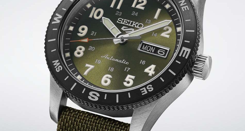 El Seiko 5 Sports Field Series HDB008 es un reloj diseñado para quienes disfrutan de la aventura y el estilo outdoor, combinando la robustez característica de la colección 5 Sports con detalles inspirados en el equipamiento de campo tradicional. Su esfera en tono verde caqui, inspirada en los colores de la naturaleza, refuerza su espíritu aventurero y ofrece una excelente legibilidad gracias a los números e indicadores recubiertos con LumiBrite, que brillan intensamente en condiciones de poca luz. Para aumentar su funcionalidad, este modelo incorpora una práctica brújula, convirtiéndose en un compañero ideal para actividades al aire libre. La caja de acero inoxidable de 41 mm presenta un diseño resistente y equilibrado, protegida por un cristal Hardlex curvado que aporta durabilidad y una estética clásica. El fondo transparente atornillado permite observar el funcionamiento de su movimiento mecánico. En su interior incorpora el fiable calibre 4R36, un movimiento automático con capacidad de carga manual que ofrece aproximadamente 41 horas de reserva de marcha, además de indicación de día y fecha y función de parada de segundero para un ajuste preciso de la hora. La resistente correa de nailon con detalles en cuero completa el conjunto aportando comodidad, durabilidad y una apariencia auténtica que encaja perfectamente con la filosofía Field Series. Referencia SEIKO: HDB008K1 Referencia interna: R-SEI-5SP-0022