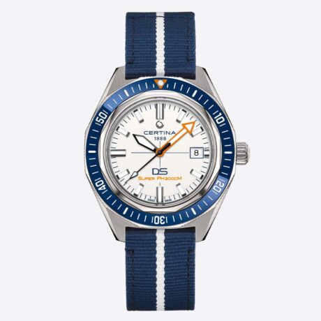 El Certina DS SUPER PH2000M C050.607.44.011.02 representa la máxima expresión de la experiencia de Certina en relojes de submarinismo. Diseñado para soportar condiciones extremas, es el primer modelo de la colección PH capaz de alcanzar una resistencia al agua de 2.000 metros, una impresionante proeza de ingeniería desarrollada para los entornos más exigentes bajo la superficie del océano. Inspirado en el legado del DS Concept, introducido por Certina en 1959, y en los históricos relojes de buceo PH de los años 60, este modelo lleva el rendimiento a un nuevo nivel incorporando la última evolución del sistema de doble seguridad: el DS Concept Extreme Shock Resistance, que mejora aún más la resistencia frente a impactos y condiciones extremas. Su robusta caja de titanio de grado 2 de 43 mm ofrece una combinación excepcional de ligereza, resistencia y comodidad. El bisel de cerámica aporta una elevada resistencia a los arañazos, mientras que el cristal de zafiro con tratamiento antirreflejos garantiza una visibilidad óptima en cualquier situación. Los detalles luminiscentes con Super-LumiNova® aseguran una lectura clara incluso en las profundidades más oscuras. En su interior incorpora el movimiento automático Powermatic 80.611, un calibre Swiss Made desarrollado por ETA que ofrece una extraordinaria reserva de marcha de hasta 80 horas. Además, integra espiral Nivachron™, una tecnología que mejora la resistencia a los campos magnéticos y aumenta la precisión y estabilidad del movimiento. El reloj se entrega con una correa tipo armis y también con una correa NATO, ofreciendo mayor versatilidad para adaptarse tanto al uso profesional como al estilo diario. Referencia Certina: C050.607.44.011.02 Referencia interna: R-CER-PH2-000