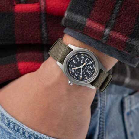 El Hamilton Khaki Field Mechanical 36 mm H69399930 es una edición especial que recupera la esencia de los relojes militares suministrados a las tripulaciones de la Fuerza Aérea de Estados Unidos en la década de 1970. Inspirado en el histórico reloj de navegación FAPD 5101, este modelo combina autenticidad, funcionalidad y la tradición relojera que ha convertido a Hamilton en un referente de los relojes de campo. Fiel a las especificaciones originales, presenta una caja de acero inoxidable con acabado mate de 36 mm, asas fijas, cristal acrílico y una resistente correa NATO de algodón en color caqui. Su esfera negra de alta legibilidad mantiene el carácter utilitario de los relojes militares, mientras que la incorporación de Super-LumiNova® Grade X2 mejora significativamente la visibilidad en condiciones de baja iluminación. En su interior incorpora el calibre Hamilton H-50, un movimiento mecánico de cuerda manual que ofrece una impresionante reserva de marcha de hasta 80 horas, permitiendo disfrutar de la experiencia más pura de la relojería tradicional. Además, integra tecnología Nivachron™, que mejora la resistencia a los campos magnéticos y contribuye a una mayor precisión y estabilidad del movimiento. Con un grosor de solo 10,2 mm, una distancia entre asas de 46 mm y resistencia al agua de 10 bares (100 metros), el Khaki Field Mechanical mantiene un perfil cómodo y versátil para el uso diario. Fabricado exclusivamente durante 2026, este modelo rinde homenaje al legado militar de Hamilton a través de detalles auténticos y funcionales, convirtiéndose en una pieza especial para coleccionistas y amantes de los relojes de inspiración militar. Referencia Hamilton: H69399930 Referencia interna: R-HAM-KHA-0001