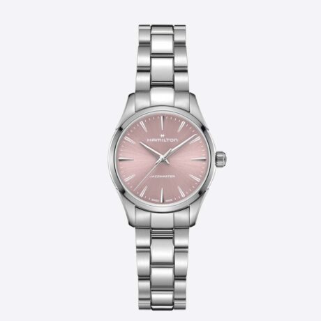 El Hamilton Jazzmaster Quartz 32 mm H32301171 es una elegante reinterpretación de un clásico reloj de vestir, diseñado para quienes buscan una pieza sofisticada, femenina y atemporal con un toque contemporáneo. Su delicada esfera en color rosa empolvado, con acabado cepillado de efecto rayos de sol, aporta luminosidad y profundidad al diseño. Las refinadas agujas esqueletizadas tipo dauphine realzan su carácter elegante, mientras que los detalles pulidos de la caja aportan un aspecto distinguido y moderno. La caja de acero inoxidable de 32 mm presenta una silueta equilibrada y especialmente cómoda gracias a su perfil ultraplana de tan solo 7,8 mm de grosor. El cristal de zafiro con tratamiento antirreflejos protege la esfera y garantiza una excelente legibilidad, además de una gran resistencia a los arañazos. En su interior incorpora el calibre de cuarzo F05.105, un movimiento suizo fiable y preciso que ofrece la comodidad de un mantenimiento reducido y una excelente exactitud en el día a día. Con una resistencia al agua de 5 bares (50 metros), el Jazzmaster Quartz está preparado para acompañarte en cualquier ocasión, desde los compromisos diarios hasta los eventos más especiales. El Hamilton Jazzmaster Quartz 32 mm combina la frescura de un diseño actual con la elegancia clásica que define la colección Jazzmaster, convirtiéndose en una opción perfecta para quienes valoran la sofisticación discreta y el estilo atemporal. Referencia Hamilton: H32301171 Referencia interna: 000010773
