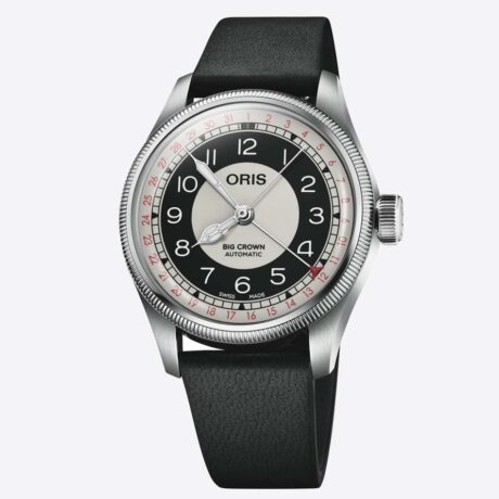 El Oris Big Crown Pointer Date Bullseye ref. 01 754 7779 4061-07 5 19 25 es una reinterpretación de uno de los diseños más icónicos de la relojería suiza, un modelo que refleja la independencia y el espíritu clásico de Oris desde 1938. Su característica esfera gris y negra “Bullseye”, que da nombre al modelo, aporta profundidad y personalidad gracias a su diseño bicromático y a los detalles en rojo, que añaden un contraste sutil pero distintivo. La icónica aguja central de fecha tipo pointer date refuerza su identidad única, convirtiéndolo en un reloj reconocible al instante. La caja de acero inoxidable de 38 mm ofrece proporciones equilibradas y elegantes, ideal para el uso diario. Está equipada con cristal de zafiro abombado en ambas caras con tratamiento antirreflejos, lo que garantiza una excelente visibilidad y resistencia. El fondo transparente atornillado permite apreciar el movimiento desde la parte trasera. En su interior incorpora el calibre automático Oris 754-1, un movimiento fiable de fabricación suiza con una frecuencia de 28.800 alternancias por hora y una reserva de marcha de aproximadamente 41 horas. Entre sus funciones destacan las horas, minutos y segundos centrales, la indicación central de fecha, salto instantáneo de fecha, corrector de fecha y función de parada de segundero. Con una hermeticidad de 5 bar, este modelo combina elegancia y funcionalidad para el uso diario. La correa de piel aporta un toque clásico y refinado que completa el conjunto. Referencia Oris: 01 754 7779 4061-07 5 19 25 Referencia interna: 000750118