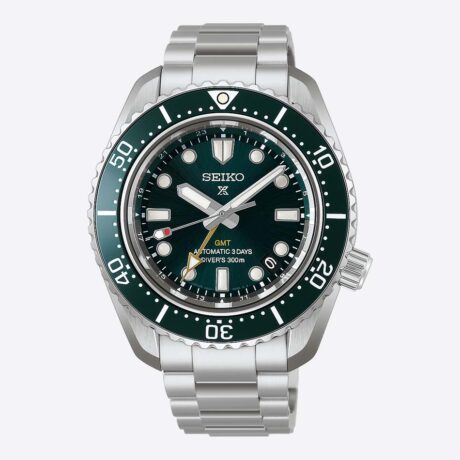 El Seiko Prospex 1968 Heritage Diver’s GMT HBC001 es un reloj deportivo premium que combina herencia relojera, funcionalidad moderna y una construcción pensada para el máximo rendimiento bajo el agua. Inspirado en el icónico diseño del modelo original de 1968, este reloj mantiene su estética robusta y elegante, con la caja de acero inoxidable y los laterales con acabado pulido tipo espejo, aportando un equilibrio perfecto entre tradición y modernidad. En su interior incorpora el calibre 6R54, un movimiento automático con capacidad de carga manual que ofrece función GMT, permitiendo visualizar dos zonas horarias de forma simultánea. Este movimiento proporciona una precisión de +25 a -15 segundos al día y una autonomía aproximada de 72 horas (3 días), además de función de parada de segundero para un ajuste más preciso. Su caja de 42 mm de diámetro, con un grosor de 13,3 mm y longitud de 48,6 mm, está diseñada para ofrecer presencia y comodidad. El bisel giratorio unidireccional con inserto de cerámica garantiza durabilidad y seguridad en uso profesional de buceo. El cristal de zafiro con revestimiento antirreflectante interno mejora la visibilidad en cualquier condición. Pensado para condiciones extremas, cuenta con una resistencia al agua de hasta 300 metros (ISO estándar de buceo), corona y fondo de caja roscados, así como LumiBrite en agujas, índices y bisel para una legibilidad óptima en la oscuridad. Además, su nuevo cierre ajustable en seis posiciones (hasta 15 mm de ajuste total) proporciona una comodidad excepcional, adaptándose a los cambios de la muñeca durante el uso diario o actividades subacuáticas. Referencia SEIKO: hbc001j1 Referencia interna: R-SEI-PRO-0001