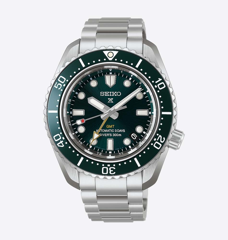 El Seiko Prospex 1968 Heritage Diver’s GMT HBC001 es un reloj deportivo premium que combina herencia relojera, funcionalidad moderna y una construcción pensada para el máximo rendimiento bajo el agua. Inspirado en el icónico diseño del modelo original de 1968, este reloj mantiene su estética robusta y elegante, con la caja de acero inoxidable y los laterales con acabado pulido tipo espejo, aportando un equilibrio perfecto entre tradición y modernidad. En su interior incorpora el calibre 6R54, un movimiento automático con capacidad de carga manual que ofrece función GMT, permitiendo visualizar dos zonas horarias de forma simultánea. Este movimiento proporciona una precisión de +25 a -15 segundos al día y una autonomía aproximada de 72 horas (3 días), además de función de parada de segundero para un ajuste más preciso. Su caja de 42 mm de diámetro, con un grosor de 13,3 mm y longitud de 48,6 mm, está diseñada para ofrecer presencia y comodidad. El bisel giratorio unidireccional con inserto de cerámica garantiza durabilidad y seguridad en uso profesional de buceo. El cristal de zafiro con revestimiento antirreflectante interno mejora la visibilidad en cualquier condición. Pensado para condiciones extremas, cuenta con una resistencia al agua de hasta 300 metros (ISO estándar de buceo), corona y fondo de caja roscados, así como LumiBrite en agujas, índices y bisel para una legibilidad óptima en la oscuridad. Además, su nuevo cierre ajustable en seis posiciones (hasta 15 mm de ajuste total) proporciona una comodidad excepcional, adaptándose a los cambios de la muñeca durante el uso diario o actividades subacuáticas. Referencia SEIKO: hbc001j1 Referencia interna: R-SEI-PRO-0001