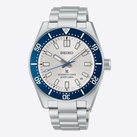 El Seiko Prospex HBC005 Limited Edition es una edición limitada a 4000 piezas creada para celebrar el 145.º aniversario de Seiko, un homenaje a la historia y evolución de la marca a través de un diseño icónico y deportivo. Este modelo incorpora el característico “Seiko Blue”, un tono emblemático desarrollado en los años 60 que ha llegado a convertirse en parte de la identidad de la firma. Este color se refleja en el inserto del bisel y en la aguja segundera, aportando un contraste elegante con la esfera blanco plateada, que transmite frescura, profundidad y sofisticación en la muñeca. Su diseño de caja está inspirado en el primer reloj de buceo japonés de 1965, combinando un estilo compacto, robusto y equilibrado. La caja de acero inoxidable de 40 mm, con un grosor de 13 mm y longitud de 46,4 mm, ofrece una presencia sólida pero muy cómoda para el uso diario. En su interior incorpora el calibre 6R55, un movimiento automático con capacidad de carga manual que ofrece una reserva de marcha de aproximadamente 72 horas (3 días), además de función de parada de segundero para un ajuste preciso de la hora. Pensado para el rendimiento profesional, este modelo cuenta con una resistencia al agua de hasta 300 metros (ISO diver’s), bisel giratorio unidireccional, corona y fondo de caja roscados, y cristal de zafiro curvado con tratamiento antirreflectante interno. La tecnología LumiBrite en agujas, índices y bisel garantiza una excelente legibilidad incluso en condiciones de poca luz. El cierre desplegable de tres pliegues con ajuste deslizante aporta comodidad y seguridad, adaptándose perfectamente a la muñeca en cualquier situación. El Seiko Prospex HBC005 Limited Edition es una pieza de colección que combina tradición, innovación y espíritu de buceo, representando la esencia más pura de Seiko en una edición conmemorativa exclusiva.