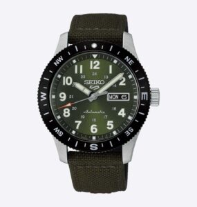 El Seiko 5 Sports Field Series HDB008 es un reloj diseñado para quienes disfrutan de la aventura y el estilo outdoor, combinando la robustez característica de la colección 5 Sports con detalles inspirados en el equipamiento de campo tradicional. Su esfera en tono verde caqui, inspirada en los colores de la naturaleza, refuerza su espíritu aventurero y ofrece una excelente legibilidad gracias a los números e indicadores recubiertos con LumiBrite, que brillan intensamente en condiciones de poca luz. Para aumentar su funcionalidad, este modelo incorpora una práctica brújula, convirtiéndose en un compañero ideal para actividades al aire libre. La caja de acero inoxidable de 41 mm presenta un diseño resistente y equilibrado, protegida por un cristal Hardlex curvado que aporta durabilidad y una estética clásica. El fondo transparente atornillado permite observar el funcionamiento de su movimiento mecánico. En su interior incorpora el fiable calibre 4R36, un movimiento automático con capacidad de carga manual que ofrece aproximadamente 41 horas de reserva de marcha, además de indicación de día y fecha y función de parada de segundero para un ajuste preciso de la hora. La resistente correa de nailon con detalles en cuero completa el conjunto aportando comodidad, durabilidad y una apariencia auténtica que encaja perfectamente con la filosofía Field Series. Referencia SEIKO: HDB008K1 Referencia interna: R-SEI-5SP-0022