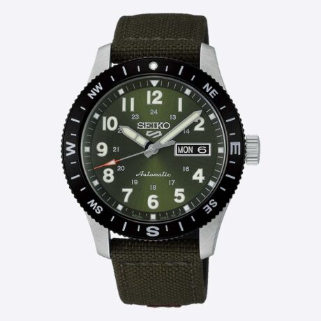 El Seiko 5 Sports Field Series HDB008 es un reloj diseñado para quienes disfrutan de la aventura y el estilo outdoor, combinando la robustez característica de la colección 5 Sports con detalles inspirados en el equipamiento de campo tradicional. Su esfera en tono verde caqui, inspirada en los colores de la naturaleza, refuerza su espíritu aventurero y ofrece una excelente legibilidad gracias a los números e indicadores recubiertos con LumiBrite, que brillan intensamente en condiciones de poca luz. Para aumentar su funcionalidad, este modelo incorpora una práctica brújula, convirtiéndose en un compañero ideal para actividades al aire libre. La caja de acero inoxidable de 41 mm presenta un diseño resistente y equilibrado, protegida por un cristal Hardlex curvado que aporta durabilidad y una estética clásica. El fondo transparente atornillado permite observar el funcionamiento de su movimiento mecánico. En su interior incorpora el fiable calibre 4R36, un movimiento automático con capacidad de carga manual que ofrece aproximadamente 41 horas de reserva de marcha, además de indicación de día y fecha y función de parada de segundero para un ajuste preciso de la hora. La resistente correa de nailon con detalles en cuero completa el conjunto aportando comodidad, durabilidad y una apariencia auténtica que encaja perfectamente con la filosofía Field Series. Referencia SEIKO: HDB008K1 Referencia interna: R-SEI-5SP-0022