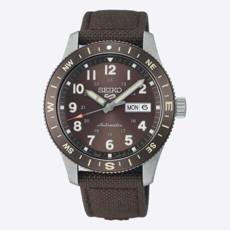 El Seiko 5 Sports Field Series HDB009 es un reloj diseñado para los amantes de la aventura y la exploración, combinando funcionalidad, resistencia y un auténtico estilo inspirado en el mundo outdoor. Su esfera en tono marrón tierra refleja los colores de la naturaleza y aporta una personalidad cálida y robusta al conjunto. Los números e indicadores recubiertos con LumiBrite garantizan una excelente legibilidad incluso en condiciones de poca luz, permitiendo consultar la hora de forma rápida y precisa en cualquier entorno. Para reforzar su carácter aventurero, este modelo incorpora una práctica brújula integrada, una función especialmente útil para actividades al aire libre. La resistente correa de nailon con detalles en cuero completa el diseño con una estética auténtica y cómoda, perfectamente alineada con el espíritu de la colección Field Series. La caja de acero inoxidable de 41 mm ofrece una presencia equilibrada y resistente, protegida por un cristal Hardlex curvado que aporta durabilidad y un atractivo aspecto clásico. Además, el fondo transparente atornillado permite admirar el movimiento mecánico en funcionamiento. En su interior late el reconocido calibre 4R36, un movimiento automático con capacidad de carga manual que proporciona aproximadamente 41 horas de reserva de marcha. También incorpora indicación de día y fecha y función de parada de segundero para un ajuste preciso de la hora. Con una resistencia al agua de 10 bares (100 metros), resistencia magnética de 4.800 A/m y bisel giratorio, el Seiko 5 Sports Field Series HDB009 está preparado para acompañarte tanto en la naturaleza como en el día a día, ofreciendo la fiabilidad y versatilidad que caracterizan a la colección 5 Sports. Referencia SEIKO: HDB009K1 Referencia interna: R-SEI-5SP-0023