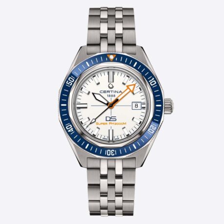 El Certina DS SUPER PH2000M C050.607.44.011.02 representa la máxima expresión de la experiencia de Certina en relojes de submarinismo. Diseñado para soportar condiciones extremas, es el primer modelo de la colección PH capaz de alcanzar una resistencia al agua de 2.000 metros, una impresionante proeza de ingeniería desarrollada para los entornos más exigentes bajo la superficie del océano. Inspirado en el legado del DS Concept, introducido por Certina en 1959, y en los históricos relojes de buceo PH de los años 60, este modelo lleva el rendimiento a un nuevo nivel incorporando la última evolución del sistema de doble seguridad: el DS Concept Extreme Shock Resistance, que mejora aún más la resistencia frente a impactos y condiciones extremas. Su robusta caja de titanio de grado 2 de 43 mm ofrece una combinación excepcional de ligereza, resistencia y comodidad. El bisel de cerámica aporta una elevada resistencia a los arañazos, mientras que el cristal de zafiro con tratamiento antirreflejos garantiza una visibilidad óptima en cualquier situación. Los detalles luminiscentes con Super-LumiNova® aseguran una lectura clara incluso en las profundidades más oscuras. En su interior incorpora el movimiento automático Powermatic 80.611, un calibre Swiss Made desarrollado por ETA que ofrece una extraordinaria reserva de marcha de hasta 80 horas. Además, integra espiral Nivachron™, una tecnología que mejora la resistencia a los campos magnéticos y aumenta la precisión y estabilidad del movimiento. El reloj se entrega con una correa tipo armis y también con una correa NATO, ofreciendo mayor versatilidad para adaptarse tanto al uso profesional como al estilo diario. Referencia Certina: C050.607.44.011.02 Referencia interna: R-CER-PH2-000