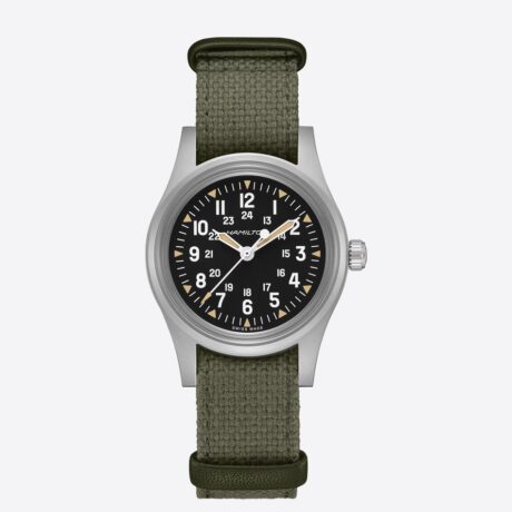 El Hamilton Khaki Field Mechanical 36 mm H69399930 es una edición especial que recupera la esencia de los relojes militares suministrados a las tripulaciones de la Fuerza Aérea de Estados Unidos en la década de 1970. Inspirado en el histórico reloj de navegación FAPD 5101, este modelo combina autenticidad, funcionalidad y la tradición relojera que ha convertido a Hamilton en un referente de los relojes de campo. Fiel a las especificaciones originales, presenta una caja de acero inoxidable con acabado mate de 36 mm, asas fijas, cristal acrílico y una resistente correa NATO de algodón en color caqui. Su esfera negra de alta legibilidad mantiene el carácter utilitario de los relojes militares, mientras que la incorporación de Super-LumiNova® Grade X2 mejora significativamente la visibilidad en condiciones de baja iluminación. En su interior incorpora el calibre Hamilton H-50, un movimiento mecánico de cuerda manual que ofrece una impresionante reserva de marcha de hasta 80 horas, permitiendo disfrutar de la experiencia más pura de la relojería tradicional. Además, integra tecnología Nivachron™, que mejora la resistencia a los campos magnéticos y contribuye a una mayor precisión y estabilidad del movimiento. Con un grosor de solo 10,2 mm, una distancia entre asas de 46 mm y resistencia al agua de 10 bares (100 metros), el Khaki Field Mechanical mantiene un perfil cómodo y versátil para el uso diario. Fabricado exclusivamente durante 2026, este modelo rinde homenaje al legado militar de Hamilton a través de detalles auténticos y funcionales, convirtiéndose en una pieza especial para coleccionistas y amantes de los relojes de inspiración militar. Referencia Hamilton: H69399930 Referencia interna: R-HAM-KHA-0001