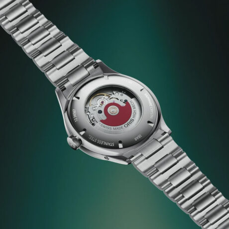 El Oris Artelier Complication 01 782 7811 4055-07 8 20 20 combina la elegancia atemporal de la colección Artelier con complicaciones mecánicas que reflejan la tradición de la relojería suiza. Rediseñado con líneas depuradas y un estilo contemporáneo, este modelo ofrece una estética sobria y refinada para quienes valoran tanto el diseño como la mecánica de alta precisión. En su interior incorpora el calibre automático Oris 782, equipado con 41 horas de reserva de marcha y funciones que enriquecen la experiencia relojera. Además de las agujas centrales para horas, minutos y segundos, integra una segunda zona horaria de 24 horas mediante una subesfera y un elegante indicador de fases lunares, convirtiéndolo en un reloj tan funcional como sofisticado. Su caja de acero inoxidable de 39,5 mm alberga un cristal de zafiro abombado con tratamiento antirreflectante y un fondo transparente atornillado, que permite contemplar el movimiento automático con el característico rotor rojo de Oris. Completa sus prestaciones con una resistencia al agua de 3 bares (30 metros), adecuada para el uso diario. Descubre toda nuestra colección de los relojes Oris. Referencia Oris: 01 782 7811 4055-07 8 20 20 Referencia interna: R-ORI-ART-0001