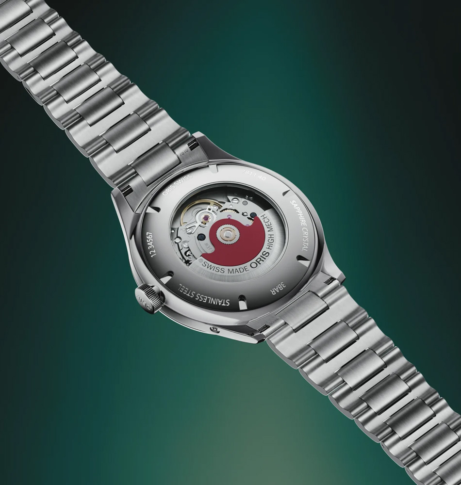 El Oris Artelier Complication 01 782 7811 4055-07 8 20 20 combina la elegancia atemporal de la colección Artelier con complicaciones mecánicas que reflejan la tradición de la relojería suiza. Rediseñado con líneas depuradas y un estilo contemporáneo, este modelo ofrece una estética sobria y refinada para quienes valoran tanto el diseño como la mecánica de alta precisión. En su interior incorpora el calibre automático Oris 782, equipado con 41 horas de reserva de marcha y funciones que enriquecen la experiencia relojera. Además de las agujas centrales para horas, minutos y segundos, integra una segunda zona horaria de 24 horas mediante una subesfera y un elegante indicador de fases lunares, convirtiéndolo en un reloj tan funcional como sofisticado. Su caja de acero inoxidable de 39,5 mm alberga un cristal de zafiro abombado con tratamiento antirreflectante y un fondo transparente atornillado, que permite contemplar el movimiento automático con el característico rotor rojo de Oris. Completa sus prestaciones con una resistencia al agua de 3 bares (30 metros), adecuada para el uso diario. Descubre toda nuestra colección de los relojes Oris. Referencia Oris: 01 782 7811 4055-07 8 20 20 Referencia interna: R-ORI-ART-0001