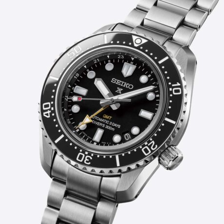 El Seiko Prospex 1968 Heritage Diver's GMT HBC002J1 combina el legado de los históricos relojes de buceo de la marca con prestaciones modernas pensadas para los aventureros de hoy. Inspirado en el modelo de 1968, mantiene su inconfundible diseño, incorporando mejoras técnicas que elevan su rendimiento tanto dentro como fuera del agua. En su interior incorpora el calibre automático 6R54, con capacidad de carga manual, 72 horas de reserva de marcha y función GMT, que permite visualizar simultáneamente un segundo huso horario. Su caja de acero inoxidable de 42 mm, con bisel de cerámica unidireccional, cristal de zafiro con tratamiento antirreflectante y LumiBrite en agujas, índices y bisel, garantiza una excelente legibilidad y una gran resistencia. Certificado para una hermeticidad de hasta 300 metros, este reloj está equipado con corona y fondo de caja roscados, además de un nuevo cierre de acero con sistema de ajuste deslizante de hasta 15 mm, proporcionando un ajuste cómodo y seguro tanto durante el buceo como en el uso diario. En resumen, este Seiko Prospex 1968 Heritage Diver's GMT combina la tradición relojera japonesa con tecnología actual, ofreciendo un reloj de buceo robusto, preciso y preparado para cualquier aventura. Descubre toda nuestra colección de los relojes Seiko Prospex. Referencia SEIKO: HBC002J1 Referencia interna: R-SEI-PRO-0002