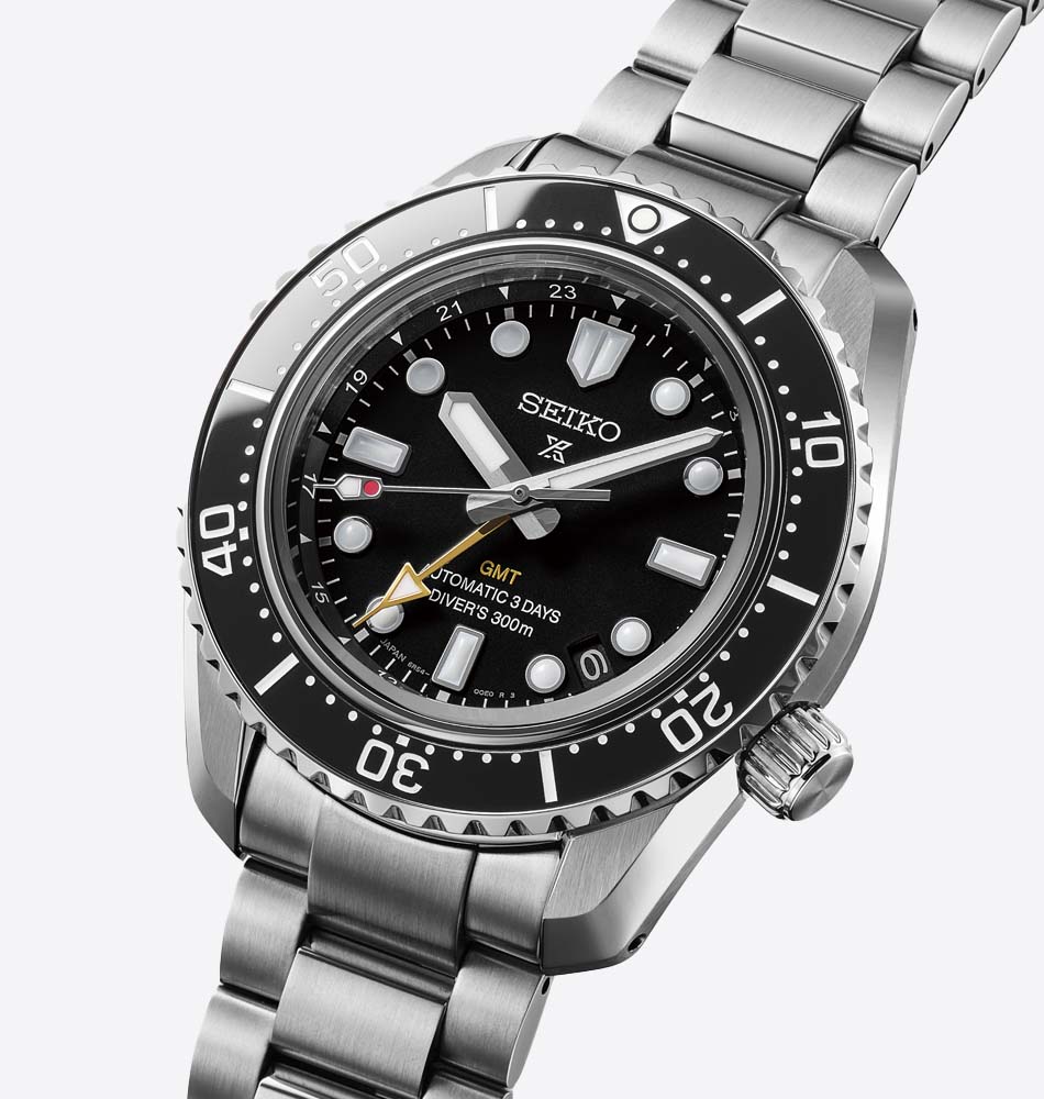 El Seiko Prospex 1968 Heritage Diver's GMT HBC002J1 combina el legado de los históricos relojes de buceo de la marca con prestaciones modernas pensadas para los aventureros de hoy. Inspirado en el modelo de 1968, mantiene su inconfundible diseño, incorporando mejoras técnicas que elevan su rendimiento tanto dentro como fuera del agua. En su interior incorpora el calibre automático 6R54, con capacidad de carga manual, 72 horas de reserva de marcha y función GMT, que permite visualizar simultáneamente un segundo huso horario. Su caja de acero inoxidable de 42 mm, con bisel de cerámica unidireccional, cristal de zafiro con tratamiento antirreflectante y LumiBrite en agujas, índices y bisel, garantiza una excelente legibilidad y una gran resistencia. Certificado para una hermeticidad de hasta 300 metros, este reloj está equipado con corona y fondo de caja roscados, además de un nuevo cierre de acero con sistema de ajuste deslizante de hasta 15 mm, proporcionando un ajuste cómodo y seguro tanto durante el buceo como en el uso diario. En resumen, este Seiko Prospex 1968 Heritage Diver's GMT combina la tradición relojera japonesa con tecnología actual, ofreciendo un reloj de buceo robusto, preciso y preparado para cualquier aventura. Descubre toda nuestra colección de los relojes Seiko Prospex. Referencia SEIKO: HBC002J1 Referencia interna: R-SEI-PRO-0002