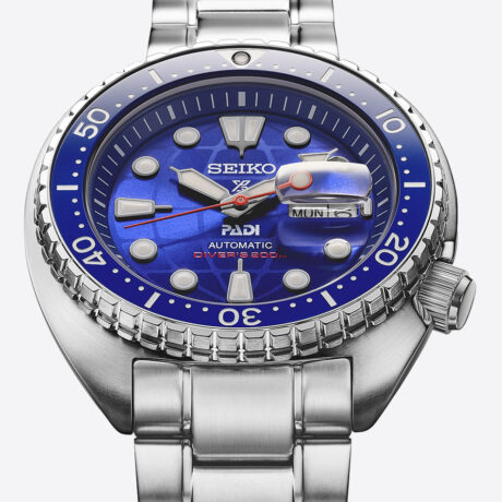 El Seiko Prospex Diver's Watch PADI 60th Anniversary Limited Edition SRPL53K1 (HBB002) celebra el 60.º aniversario de PADI y una década de colaboración entre ambas entidades, unidas por su compromiso con la seguridad en el buceo y la conservación de los océanos. Esta edición limitada a 8.000 unidades destaca por un diseño exclusivo inspirado en los colores del logotipo conmemorativo de PADI. Su llamativa esfera azul incorpora un sutil motivo de globo terráqueo, detalles en rojo en la aguja de los segundos y en el índice de las 6 horas, mientras que el bisel unidireccional con inserto de cerámica aporta una gran resistencia a los arañazos. La caja de acero inoxidable de 45 mm se complementa con un cristal de zafiro con lupa y tratamiento antirreflectante, así como con LumiBrite en agujas, índices y bisel para garantizar una excelente legibilidad bajo el agua. En su interior equipa el calibre automático 4R36, con capacidad de carga manual, 41 horas de reserva de marcha e indicación de día y fecha. Además del brazalete de acero inoxidable, esta edición especial incluye una correa adicional de silicona con diseño de acordeón, ideal para llevar sobre un traje de neopreno. En resumen, este Seiko Prospex PADI 60th Anniversary Limited Edition combina exclusividad, fiabilidad y prestaciones profesionales en un reloj de buceo diseñado para los apasionados del mar y la relojería. Descubre toda nuestra colección de los relojes Seiko Prospex. Referencia SEIKO: HBB002K1 Referencia interna: R-SEI-PRO-0005