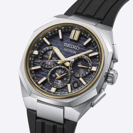El Seiko Astron HAB003 representa la máxima expresión de la innovación relojera japonesa, combinando tecnología GPS Solar con un diseño deportivo y materiales de alto rendimiento. Diseñado para quienes viajan con frecuencia, ofrece una precisión excepcional y un completo conjunto de funciones avanzadas. En su interior incorpora el calibre 5X63 GPS Solar, capaz de ajustar automáticamente la hora y la zona horaria mediante recepción de señal GPS. Además, integra función Dual Time, hora mundial para 38 ciudades, cronógrafo, calendario perpetuo hasta el año 2100, indicador de reserva de energía y cambio rápido entre la hora principal y la secundaria. Gracias a su alimentación solar, ofrece una autonomía de hasta 6 meses con carga completa y hasta 2 años en modo de ahorro de energía. Su caja de titanio con revestimiento súper endurecido de 43,4 mm proporciona una gran resistencia y ligereza. El conjunto se completa con un cristal de zafiro con revestimiento súper claro, agujas e índices con LumiBrite, correa de silicona con sistema de cambio rápido y cierre triple con ajuste inteligente. Además, cuenta con una resistencia al agua de 10 bares (100 metros), convirtiéndolo en un reloj preparado para cualquier situación. Referencia SEIKO: HAB003J1 Referencia interna: R-SEI-AST-0011