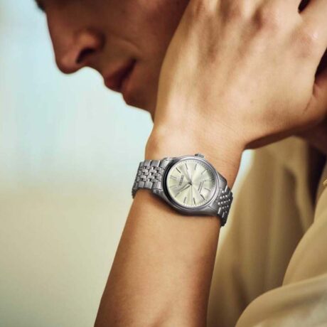 El Seiko Presage Classic Series Wakatake Iro HCC002 combina la elegancia de la relojería japonesa con un diseño inspirado en la tradición del país. Su esfera verde wakatake-iro, uno de los colores más apreciados de la cultura japonesa, presenta un delicado patrón inspirado en la seda Tomioka, creando un atractivo juego de luces y texturas que aporta profundidad y sofisticación al conjunto. Su caja de 38 mm en acero inoxidable con revestimiento súper endurecido alberga el calibre automático 6R51, con capacidad de carga manual y una reserva de marcha de hasta 72 horas, ofreciendo un rendimiento preciso y fiable. Además, incorpora función de parada del segundero para un ajuste más preciso de la hora. El reloj se completa con un cristal de zafiro de doble curvatura con tratamiento antirreflectante, un fondo transparente roscado que permite admirar el movimiento mecánico y una resistencia al agua de 10 bares (100 metros), proporcionando versatilidad para el uso diario. Descubre toda nuestra colección de los relojes Seiko Presage. Referencia SEIKO: HCC002J1 Referencia interna: R-SEI-PRE-0012