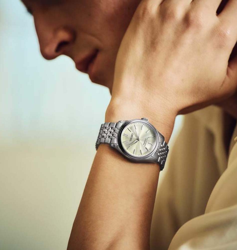 El Seiko Presage Classic Series Wakatake Iro HCC002 combina la elegancia de la relojería japonesa con un diseño inspirado en la tradición del país. Su esfera verde wakatake-iro, uno de los colores más apreciados de la cultura japonesa, presenta un delicado patrón inspirado en la seda Tomioka, creando un atractivo juego de luces y texturas que aporta profundidad y sofisticación al conjunto. Su caja de 38 mm en acero inoxidable con revestimiento súper endurecido alberga el calibre automático 6R51, con capacidad de carga manual y una reserva de marcha de hasta 72 horas, ofreciendo un rendimiento preciso y fiable. Además, incorpora función de parada del segundero para un ajuste más preciso de la hora. El reloj se completa con un cristal de zafiro de doble curvatura con tratamiento antirreflectante, un fondo transparente roscado que permite admirar el movimiento mecánico y una resistencia al agua de 10 bares (100 metros), proporcionando versatilidad para el uso diario. Descubre toda nuestra colección de los relojes Seiko Presage. Referencia SEIKO: HCC002J1 Referencia interna: R-SEI-PRE-0012