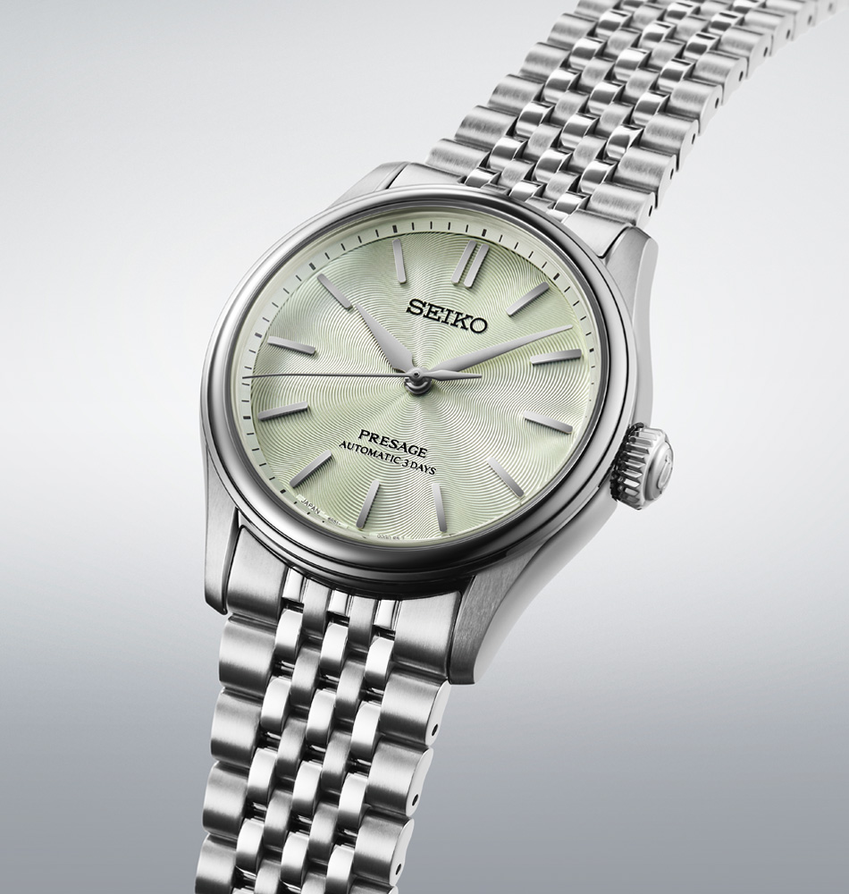El Seiko Presage Classic Series Wakatake Iro HCC002 combina la elegancia de la relojería japonesa con un diseño inspirado en la tradición del país. Su esfera verde wakatake-iro, uno de los colores más apreciados de la cultura japonesa, presenta un delicado patrón inspirado en la seda Tomioka, creando un atractivo juego de luces y texturas que aporta profundidad y sofisticación al conjunto. Su caja de 38 mm en acero inoxidable con revestimiento súper endurecido alberga el calibre automático 6R51, con capacidad de carga manual y una reserva de marcha de hasta 72 horas, ofreciendo un rendimiento preciso y fiable. Además, incorpora función de parada del segundero para un ajuste más preciso de la hora. El reloj se completa con un cristal de zafiro de doble curvatura con tratamiento antirreflectante, un fondo transparente roscado que permite admirar el movimiento mecánico y una resistencia al agua de 10 bares (100 metros), proporcionando versatilidad para el uso diario. Descubre toda nuestra colección de los relojes Seiko Presage. Referencia SEIKO: HCC002J1 Referencia interna: R-SEI-PRE-0012