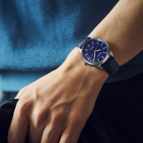 El Seiko Presage Classic Series HCC007 Seiko 145th Anniversary Limited Edition celebra el 145.º aniversario de Seiko con una creación excepcional limitada a 1.500 piezas. Este modelo destaca por su exclusiva esfera de porcelana Arita en azul cobalto, un tono inspirado en el emblemático Seiko Blue, símbolo de la identidad de la marca desde la década de 1960. La esfera, elaborada artesanalmente y cocida a alta temperatura, presenta un refinado patrón radial que realza la profundidad y las sutiles gradaciones del esmalte azul cobalto. Cada pieza es única, ya que las pequeñas variaciones propias de la porcelana Arita forman parte de su autenticidad y carácter artesanal. La nueva caja de la colección Presage Classic Series ha sido diseñada para potenciar la tridimensionalidad de la esfera, aportando una elegancia discreta y sofisticada. En su interior incorpora el calibre automático 6R51, con capacidad de carga manual y una reserva de marcha de hasta 72 horas, ofreciendo precisión y fiabilidad mecánica. La caja de 39,6 mm en acero inoxidable con revestimiento súper endurecido se combina con un cristal de zafiro de doble curvatura con tratamiento antirreflectante y una correa de piel de vaca procedente de curtidurías certificadas por el Leather Working Group, reflejando un compromiso con una producción más responsable. El reloj cuenta además con fondo transparente roscado, grabado “Limited Edition” y número de serie individual, subrayando su carácter exclusivo. En resumen, este Seiko Presage Classic Series Seiko 145th Anniversary Limited Edition une artesanía japonesa, precisión mecánica y diseño refinado en una pieza de colección que rinde homenaje a la historia y al legado de Seiko. Descubre toda nuestra colección de los relojes Seiko Presage. Referencia Seiko: HCC007J1 Referencia interna: R-SEI-PRE-0016