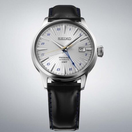 El Seiko Presage Cocktail Time SSK049 combina la elegancia clásica de la colección Presage con la funcionalidad de un reloj GMT, inspirado en la sofisticación de los cócteles japoneses. Su diseño refinado y sus acabados cuidados lo convierten en una pieza ideal tanto para el uso diario como para ocasiones especiales. En su interior incorpora el calibre automático 4R34, con capacidad de carga manual, 41 horas de reserva de marcha y función GMT, que permite visualizar un segundo huso horario mediante una aguja de 24 horas. Además, dispone de indicación de fecha y función de parada del segundero para un ajuste preciso. La caja de acero inoxidable de 40,5 mm se combina con una elegante correa de piel de vaca, mientras que el cristal Hardlex en forma de caja aporta un marcado aire vintage. El conjunto se completa con un fondo transparente roscado, que permite admirar el movimiento automático, y una resistencia al agua de 5 bares (50 metros). En resumen, este Seiko Presage Cocktail Time SSK049 une la elegancia de la relojería japonesa con la practicidad de un reloj GMT, ofreciendo una pieza distinguida para quienes buscan estilo y funcionalidad en el día a día. Descubre toda nuestra colección de los relojes Seiko Presage. Referencia Seiko: SSK049