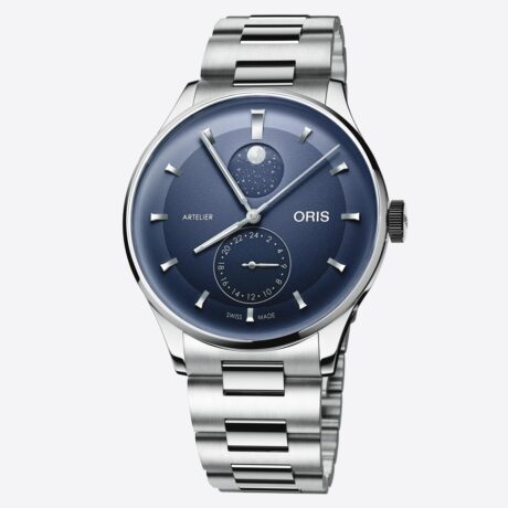 El Oris Artelier Complication 01 782 7811 4055-07 8 20 20 combina la elegancia atemporal de la colección Artelier con complicaciones mecánicas que reflejan la tradición de la relojería suiza. Rediseñado con líneas depuradas y un estilo contemporáneo, este modelo ofrece una estética sobria y refinada para quienes valoran tanto el diseño como la mecánica de alta precisión. En su interior incorpora el calibre automático Oris 782, equipado con 41 horas de reserva de marcha y funciones que enriquecen la experiencia relojera. Además de las agujas centrales para horas, minutos y segundos, integra una segunda zona horaria de 24 horas mediante una subesfera y un elegante indicador de fases lunares, convirtiéndolo en un reloj tan funcional como sofisticado. Su caja de acero inoxidable de 39,5 mm alberga un cristal de zafiro abombado con tratamiento antirreflectante y un fondo transparente atornillado, que permite contemplar el movimiento automático con el característico rotor rojo de Oris. Completa sus prestaciones con una resistencia al agua de 3 bares (30 metros), adecuada para el uso diario. Descubre toda nuestra colección de los relojes Oris. Referencia Oris: 01 782 7811 4055-07 8 20 20 Referencia interna: R-ORI-ART-0001
