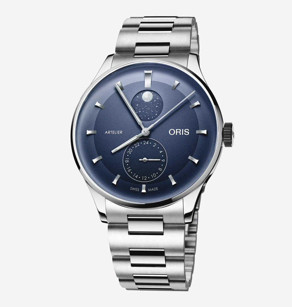 El Oris Artelier Complication 01 782 7811 4055-07 8 20 20 combina la elegancia atemporal de la colección Artelier con complicaciones mecánicas que reflejan la tradición de la relojería suiza. Rediseñado con líneas depuradas y un estilo contemporáneo, este modelo ofrece una estética sobria y refinada para quienes valoran tanto el diseño como la mecánica de alta precisión. En su interior incorpora el calibre automático Oris 782, equipado con 41 horas de reserva de marcha y funciones que enriquecen la experiencia relojera. Además de las agujas centrales para horas, minutos y segundos, integra una segunda zona horaria de 24 horas mediante una subesfera y un elegante indicador de fases lunares, convirtiéndolo en un reloj tan funcional como sofisticado. Su caja de acero inoxidable de 39,5 mm alberga un cristal de zafiro abombado con tratamiento antirreflectante y un fondo transparente atornillado, que permite contemplar el movimiento automático con el característico rotor rojo de Oris. Completa sus prestaciones con una resistencia al agua de 3 bares (30 metros), adecuada para el uso diario. Descubre toda nuestra colección de los relojes Oris. Referencia Oris: 01 782 7811 4055-07 8 20 20 Referencia interna: R-ORI-ART-0001