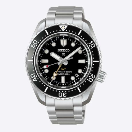 El Seiko Prospex 1968 Heritage Diver's GMT HBC002J1 combina el legado de los históricos relojes de buceo de la marca con prestaciones modernas pensadas para los aventureros de hoy. Inspirado en el modelo de 1968, mantiene su inconfundible diseño, incorporando mejoras técnicas que elevan su rendimiento tanto dentro como fuera del agua. En su interior incorpora el calibre automático 6R54, con capacidad de carga manual, 72 horas de reserva de marcha y función GMT, que permite visualizar simultáneamente un segundo huso horario. Su caja de acero inoxidable de 42 mm, con bisel de cerámica unidireccional, cristal de zafiro con tratamiento antirreflectante y LumiBrite en agujas, índices y bisel, garantiza una excelente legibilidad y una gran resistencia. Certificado para una hermeticidad de hasta 300 metros, este reloj está equipado con corona y fondo de caja roscados, además de un nuevo cierre de acero con sistema de ajuste deslizante de hasta 15 mm, proporcionando un ajuste cómodo y seguro tanto durante el buceo como en el uso diario. En resumen, este Seiko Prospex 1968 Heritage Diver's GMT combina la tradición relojera japonesa con tecnología actual, ofreciendo un reloj de buceo robusto, preciso y preparado para cualquier aventura. Descubre toda nuestra colección de los relojes Seiko Prospex. Referencia SEIKO: HBC002J1 Referencia interna: R-SEI-PRO-0002