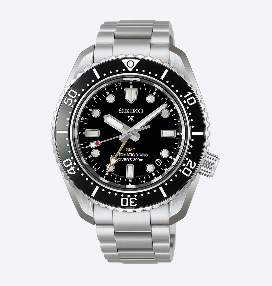 El Seiko Prospex 1968 Heritage Diver's GMT HBC002J1 combina el legado de los históricos relojes de buceo de la marca con prestaciones modernas pensadas para los aventureros de hoy. Inspirado en el modelo de 1968, mantiene su inconfundible diseño, incorporando mejoras técnicas que elevan su rendimiento tanto dentro como fuera del agua. En su interior incorpora el calibre automático 6R54, con capacidad de carga manual, 72 horas de reserva de marcha y función GMT, que permite visualizar simultáneamente un segundo huso horario. Su caja de acero inoxidable de 42 mm, con bisel de cerámica unidireccional, cristal de zafiro con tratamiento antirreflectante y LumiBrite en agujas, índices y bisel, garantiza una excelente legibilidad y una gran resistencia. Certificado para una hermeticidad de hasta 300 metros, este reloj está equipado con corona y fondo de caja roscados, además de un nuevo cierre de acero con sistema de ajuste deslizante de hasta 15 mm, proporcionando un ajuste cómodo y seguro tanto durante el buceo como en el uso diario. En resumen, este Seiko Prospex 1968 Heritage Diver's GMT combina la tradición relojera japonesa con tecnología actual, ofreciendo un reloj de buceo robusto, preciso y preparado para cualquier aventura. Descubre toda nuestra colección de los relojes Seiko Prospex. Referencia SEIKO: HBC002J1 Referencia interna: R-SEI-PRO-0002
