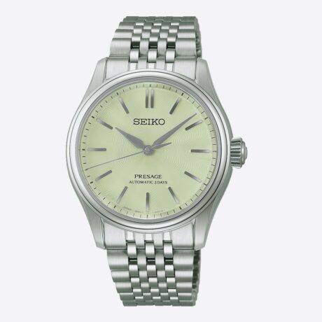 El Seiko Presage Classic Series Wakatake Iro HCC002 combina la elegancia de la relojería japonesa con un diseño inspirado en la tradición del país. Su esfera verde wakatake-iro, uno de los colores más apreciados de la cultura japonesa, presenta un delicado patrón inspirado en la seda Tomioka, creando un atractivo juego de luces y texturas que aporta profundidad y sofisticación al conjunto. Su caja de 38 mm en acero inoxidable con revestimiento súper endurecido alberga el calibre automático 6R51, con capacidad de carga manual y una reserva de marcha de hasta 72 horas, ofreciendo un rendimiento preciso y fiable. Además, incorpora función de parada del segundero para un ajuste más preciso de la hora. El reloj se completa con un cristal de zafiro de doble curvatura con tratamiento antirreflectante, un fondo transparente roscado que permite admirar el movimiento mecánico y una resistencia al agua de 10 bares (100 metros), proporcionando versatilidad para el uso diario. Descubre toda nuestra colección de los relojes Seiko Presage. Referencia SEIKO: HCC002J1 Referencia interna: R-SEI-PRE-0012