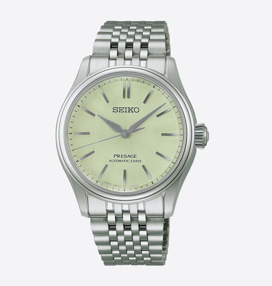 El Seiko Presage Classic Series Wakatake Iro HCC002 combina la elegancia de la relojería japonesa con un diseño inspirado en la tradición del país. Su esfera verde wakatake-iro, uno de los colores más apreciados de la cultura japonesa, presenta un delicado patrón inspirado en la seda Tomioka, creando un atractivo juego de luces y texturas que aporta profundidad y sofisticación al conjunto. Su caja de 38 mm en acero inoxidable con revestimiento súper endurecido alberga el calibre automático 6R51, con capacidad de carga manual y una reserva de marcha de hasta 72 horas, ofreciendo un rendimiento preciso y fiable. Además, incorpora función de parada del segundero para un ajuste más preciso de la hora. El reloj se completa con un cristal de zafiro de doble curvatura con tratamiento antirreflectante, un fondo transparente roscado que permite admirar el movimiento mecánico y una resistencia al agua de 10 bares (100 metros), proporcionando versatilidad para el uso diario. Descubre toda nuestra colección de los relojes Seiko Presage. Referencia SEIKO: HCC002J1 Referencia interna: R-SEI-PRE-0012