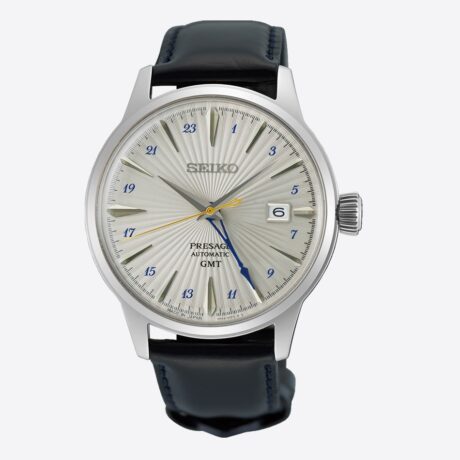 El Seiko Presage Cocktail Time SSK049 combina la elegancia clásica de la colección Presage con la funcionalidad de un reloj GMT, inspirado en la sofisticación de los cócteles japoneses. Su diseño refinado y sus acabados cuidados lo convierten en una pieza ideal tanto para el uso diario como para ocasiones especiales. En su interior incorpora el calibre automático 4R34, con capacidad de carga manual, 41 horas de reserva de marcha y función GMT, que permite visualizar un segundo huso horario mediante una aguja de 24 horas. Además, dispone de indicación de fecha y función de parada del segundero para un ajuste preciso. La caja de acero inoxidable de 40,5 mm se combina con una elegante correa de piel de vaca, mientras que el cristal Hardlex en forma de caja aporta un marcado aire vintage. El conjunto se completa con un fondo transparente roscado, que permite admirar el movimiento automático, y una resistencia al agua de 5 bares (50 metros). En resumen, este Seiko Presage Cocktail Time SSK049 une la elegancia de la relojería japonesa con la practicidad de un reloj GMT, ofreciendo una pieza distinguida para quienes buscan estilo y funcionalidad en el día a día. Descubre toda nuestra colección de los relojes Seiko Presage. Referencia Seiko: SSK049