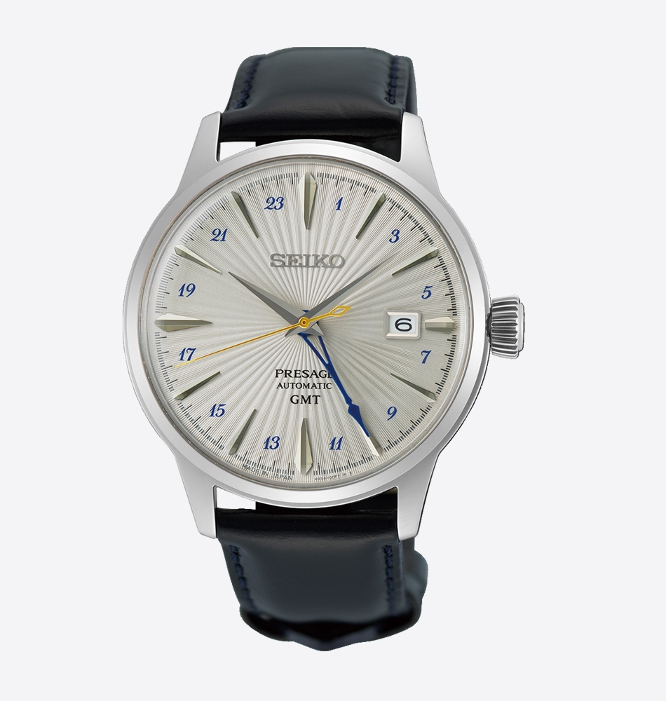 El Seiko Presage Cocktail Time SSK049 combina la elegancia clásica de la colección Presage con la funcionalidad de un reloj GMT, inspirado en la sofisticación de los cócteles japoneses. Su diseño refinado y sus acabados cuidados lo convierten en una pieza ideal tanto para el uso diario como para ocasiones especiales. En su interior incorpora el calibre automático 4R34, con capacidad de carga manual, 41 horas de reserva de marcha y función GMT, que permite visualizar un segundo huso horario mediante una aguja de 24 horas. Además, dispone de indicación de fecha y función de parada del segundero para un ajuste preciso. La caja de acero inoxidable de 40,5 mm se combina con una elegante correa de piel de vaca, mientras que el cristal Hardlex en forma de caja aporta un marcado aire vintage. El conjunto se completa con un fondo transparente roscado, que permite admirar el movimiento automático, y una resistencia al agua de 5 bares (50 metros). En resumen, este Seiko Presage Cocktail Time SSK049 une la elegancia de la relojería japonesa con la practicidad de un reloj GMT, ofreciendo una pieza distinguida para quienes buscan estilo y funcionalidad en el día a día. Descubre toda nuestra colección de los relojes Seiko Presage. Referencia Seiko: SSK049