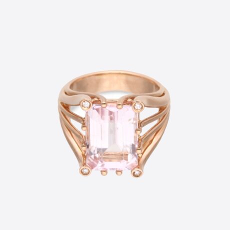 Anillo Rafael Torres con Kunzita central talla octogonal facetada de 14x10 (9.19ct) , 4 brillantes de peso total 0.04ct color E-F, pureza VVS-VS1 en oro rosa (13.09g)