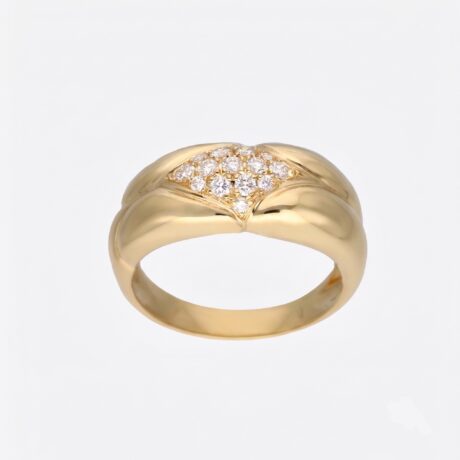 Anillo Rafael Torres colección Ecaille en definición con parte central con 15 brillantes de peso total 0.215ct, color E-F, pureza VVS en oro amarillo 6.49g.