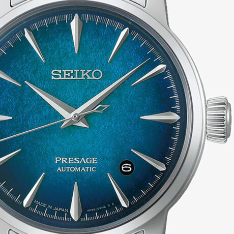 El Seiko Presage Cocktail Time Emerald Mist HCB001J1 destaca por una esfera de gran personalidad inspirada en la sofisticación de los cócteles japoneses. Sus profundos matices verde esmeralda con sutiles reflejos azulados crean un atractivo efecto de profundidad y luminosidad, mientras que el elaborado patrón de la esfera captura la luz desde distintos ángulos, aportando dinamismo y elegancia a cada movimiento. En su interior incorpora el calibre automático 4R35, un movimiento mecánico fiable y preciso que ofrece funciones de horas, minutos, segundos y calendario. La caja de acero inoxidable de 38,5 mm se combina con un elegante brazalete de acero, reforzando el carácter refinado de la colección Presage Cocktail Time. El reloj cuenta con un cristal Hardlex de forma abombada con tratamiento antirreflectante, que realza la profundidad visual de la esfera, y un fondo transparente roscado que permite admirar el movimiento automático. Su resistencia al agua de 5 bares (50 metros) lo convierte en una pieza versátil para el uso diario. En resumen, este Seiko Presage Cocktail Time Emerald Mist combina diseño sofisticado, acabados luminosos y precisión mecánica japonesa en un reloj elegante y contemporáneo. Referencia Seiko: HCB001J1 Referencia interna: R-SEI-PRE-0017