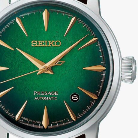 El Seiko Presage Cocktail Time Mint Mist HCB002J1 destaca por una estética fresca y refinada inspirada en la elegancia de los cócteles japoneses. Su esfera en tonos verde menta presenta delicados reflejos luminosos y un sofisticado patrón texturizado que crea un atractivo juego de luces, aportando profundidad y dinamismo al conjunto. La esfera se complementa con una correa de piel de vacuno en tono marrón castaño, logrando una combinación equilibrada y distinguida que realza el carácter elegante del reloj. En su interior incorpora el calibre automático 4R35, un movimiento mecánico fiable y preciso que ofrece funciones de horas, minutos, segundos y calendario. La caja de acero inoxidable de 38,5 mm se combina con un cristal Hardlex de forma abombada con tratamiento antirreflectante, que potencia la luminosidad de la esfera. Además, cuenta con un fondo transparente roscado que permite admirar el movimiento automático y una resistencia al agua de 5 bares (50 metros) para un uso cotidiano versátil. En resumen, este Seiko Presage Cocktail Time Mint Mist combina frescura cromática, elegancia contemporánea y precisión mecánica japonesa en una pieza sofisticada y atemporal. Descubre toda nuestra colección de los relojes Seiko Presage. Referencia Seiko: HCB002J1 Referencia interna: R-SEI-PRE-0018