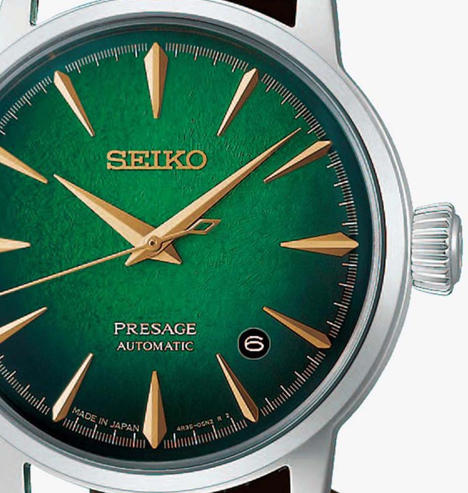 El Seiko Presage Cocktail Time Mint Mist HCB002J1 destaca por una estética fresca y refinada inspirada en la elegancia de los cócteles japoneses. Su esfera en tonos verde menta presenta delicados reflejos luminosos y un sofisticado patrón texturizado que crea un atractivo juego de luces, aportando profundidad y dinamismo al conjunto. La esfera se complementa con una correa de piel de vacuno en tono marrón castaño, logrando una combinación equilibrada y distinguida que realza el carácter elegante del reloj. En su interior incorpora el calibre automático 4R35, un movimiento mecánico fiable y preciso que ofrece funciones de horas, minutos, segundos y calendario. La caja de acero inoxidable de 38,5 mm se combina con un cristal Hardlex de forma abombada con tratamiento antirreflectante, que potencia la luminosidad de la esfera. Además, cuenta con un fondo transparente roscado que permite admirar el movimiento automático y una resistencia al agua de 5 bares (50 metros) para un uso cotidiano versátil. En resumen, este Seiko Presage Cocktail Time Mint Mist combina frescura cromática, elegancia contemporánea y precisión mecánica japonesa en una pieza sofisticada y atemporal. Descubre toda nuestra colección de los relojes Seiko Presage. Referencia Seiko: HCB002J1 Referencia interna: R-SEI-PRE-0018
